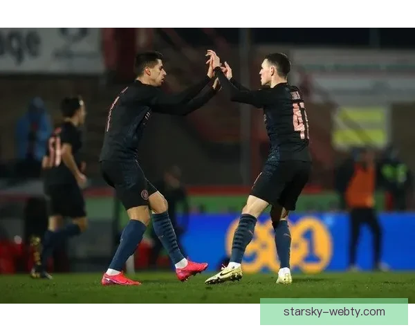 费兰童年院子练球狗当防守搭档